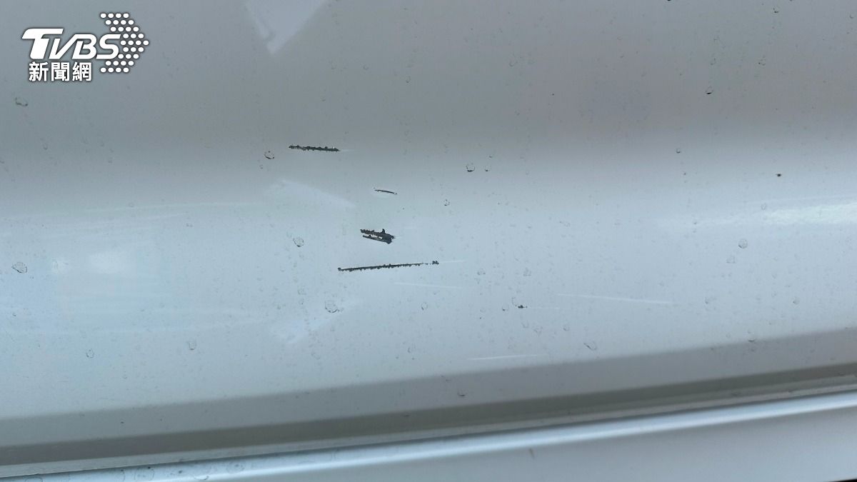 白車車上有明顯擦痕。（圖／TVBS）