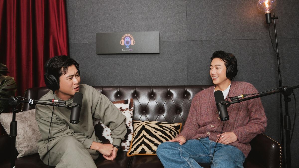 黃迪揚（左）上張懷秋Podcast自揭轉型暗黑史，視柯比布萊恩為人生導師。（圖／犢影制作、有意思國際傳播提供）