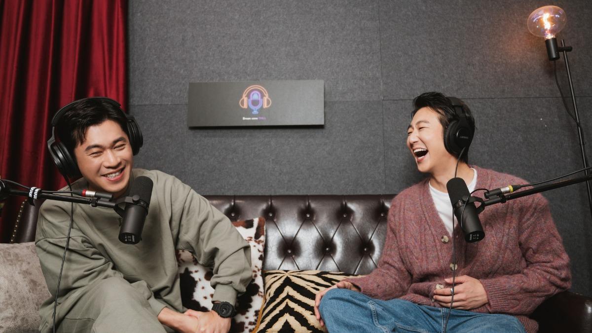 張懷秋（右）開Podcast頻道為即將推出的籃球節目熱身。（圖／犢影制作、有意思國際傳播提供）