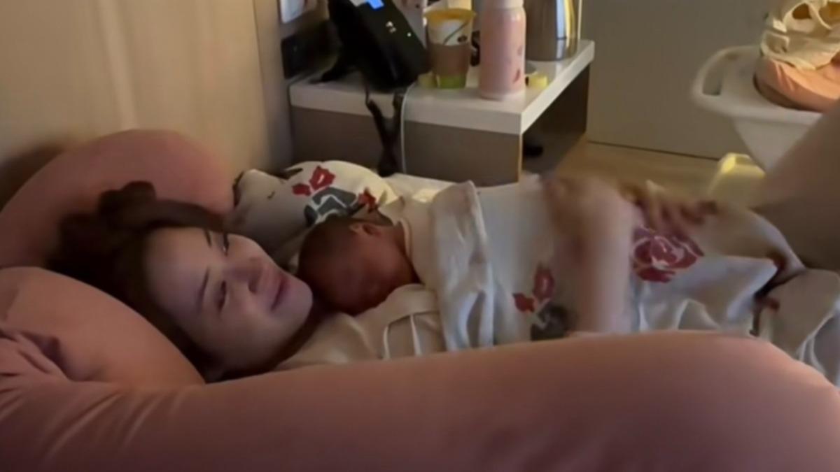 歐陽妮妮跟兒子共用小花被。（圖／翻攝自小紅書）