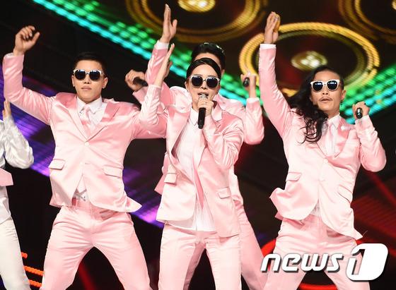 裴瑟琪（中）過去以復古舞蹈走紅。（圖／news1提供）