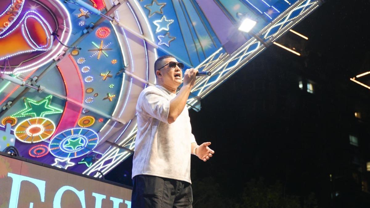 草爺登上電子花車，老神在在稱「有熟悉的家鄉味」。（圖／台北海大提供）