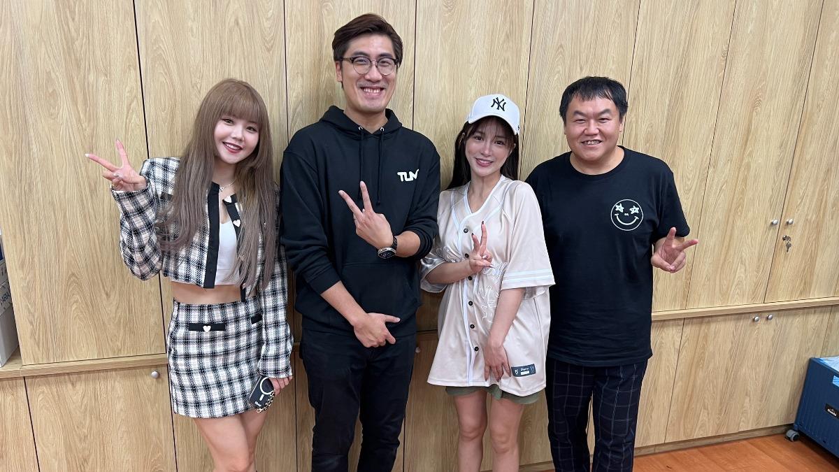 草爺率領數十組歌手，參與紅心字會《送愛進校園》首開校唱先例全義唱服務。（圖／台北海大提供）