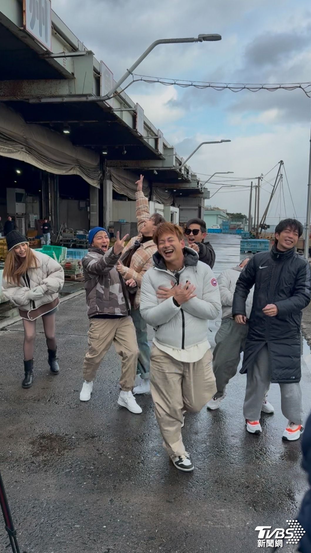 6棒以划拳來爭奪品嚐美食的機會。（圖／林彥君攝）