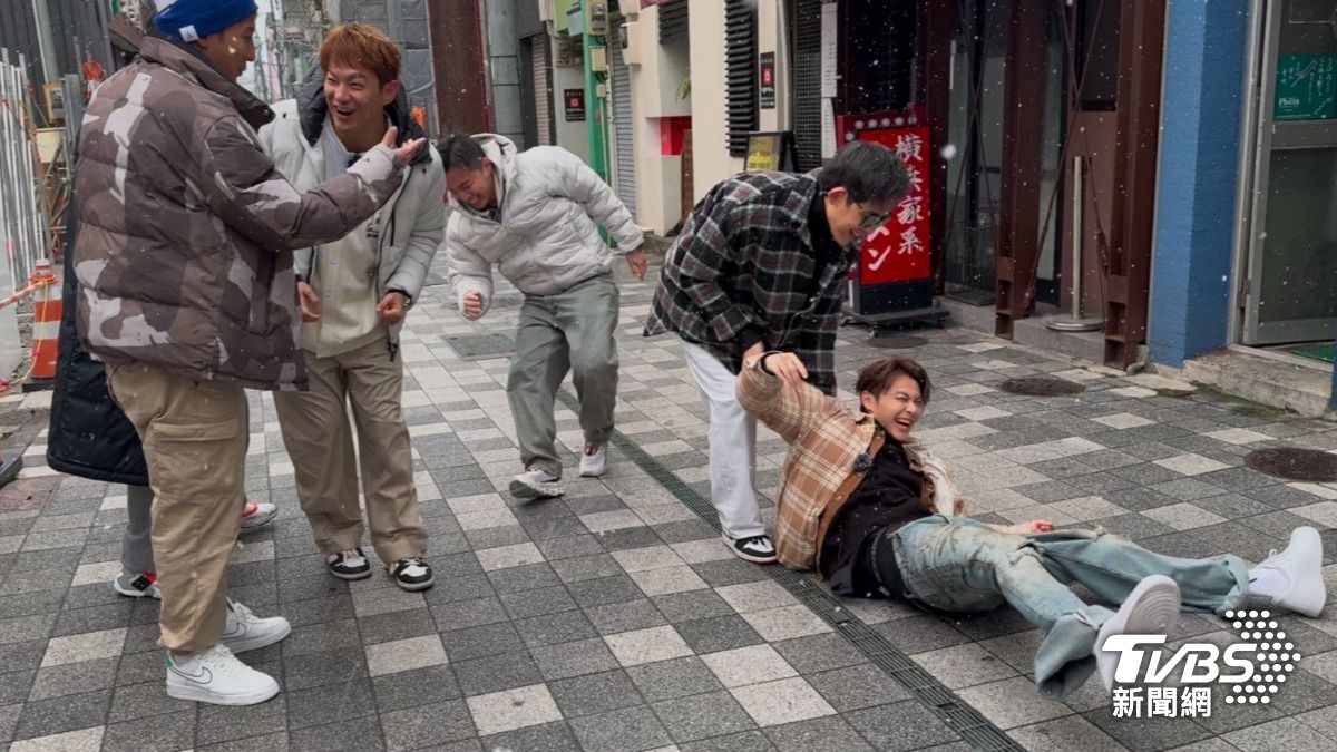 王子在中場休息時，一度玩到重心不穩倒地。（圖／林彥君攝）