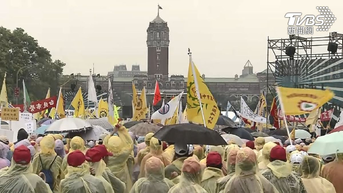 2017、2018年期間，軍公教曾為年改上街抗議遊行。（圖／TVBS資料畫面）