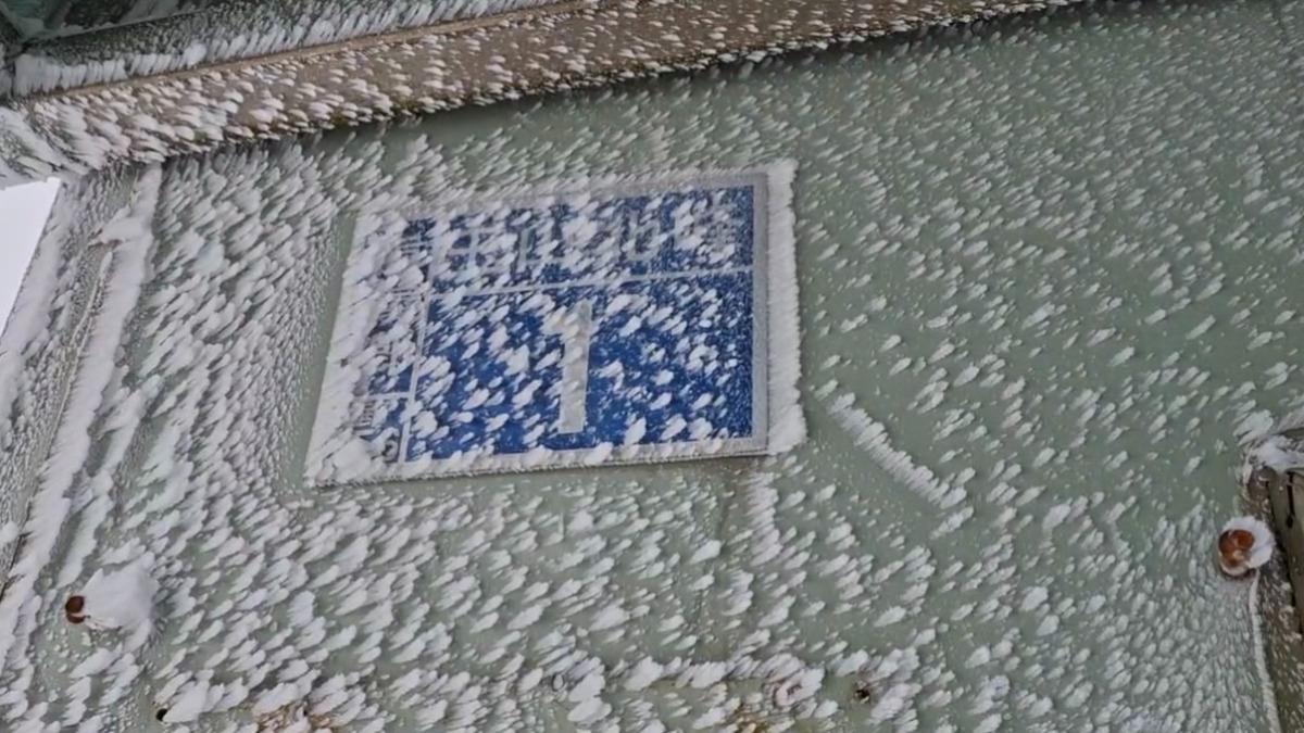 玉山北峰今天清晨下雪，積雪達0.2公分。（圖／氣象署）