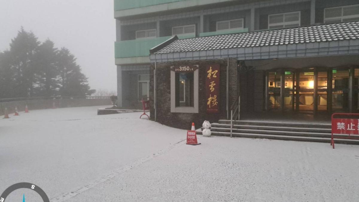 合歡山今晨也降雪。（圖／TVBS）