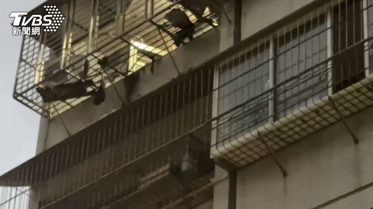 有民眾目睹男子在自家陽台燒東西，不斷往下丟擲物品。（圖／TVBS）