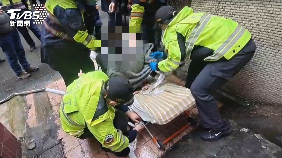 男子被警方壓制後緊急送往醫院治療。（圖／TVBS）