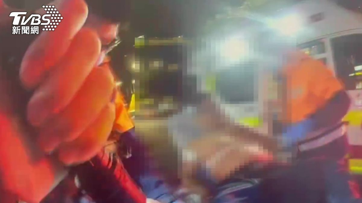 男子身中兩刀送醫所幸無生命危險。（圖／TVBS）