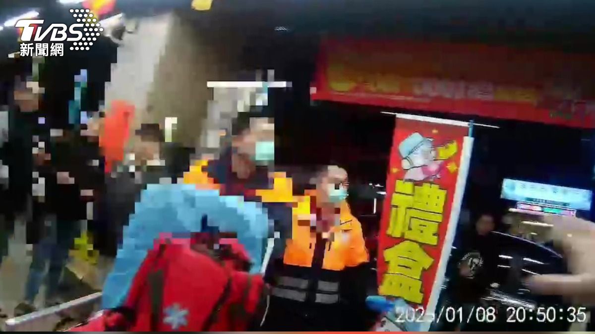 救護人員到場協助傷者送醫。（圖／TVBS）