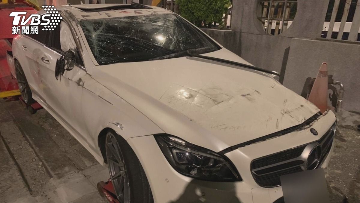 警方在該賓士車內找到血跡。（圖／TVBS）