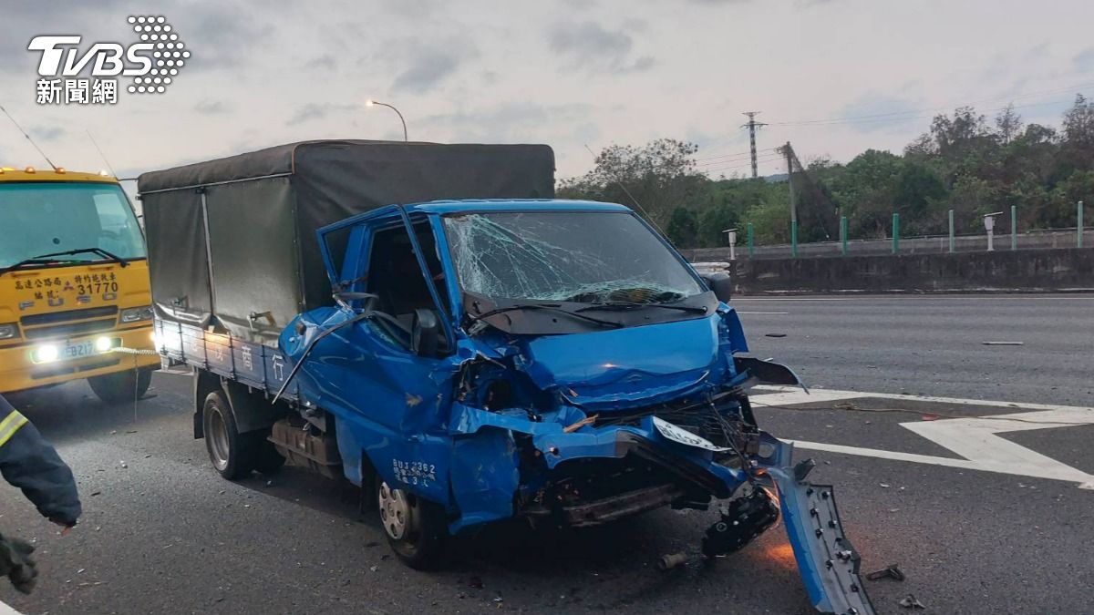 國一銅鑼段清晨2貨車車禍。（圖／TVBS）