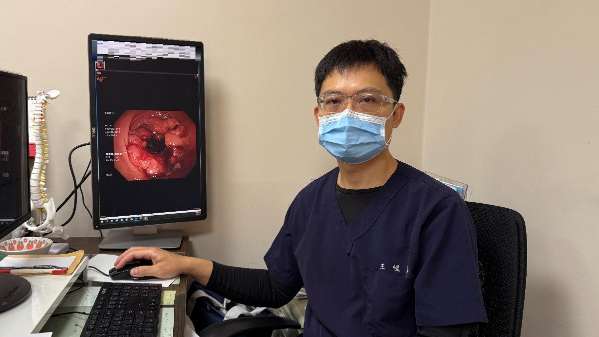 王愷晟看見紅到發紫的痔瘡，認為賴翁狀況不單純。（圖／長安醫院提供）