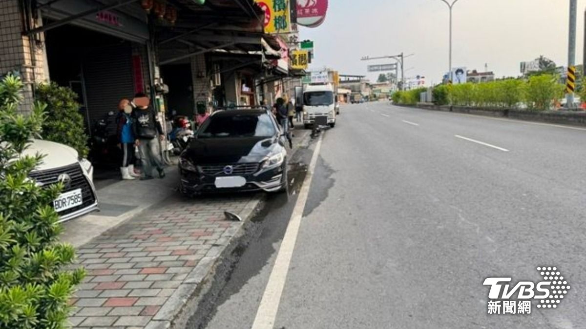 黑色Volvo轎車不明原因高速衝上人行道。（圖／TVBS)