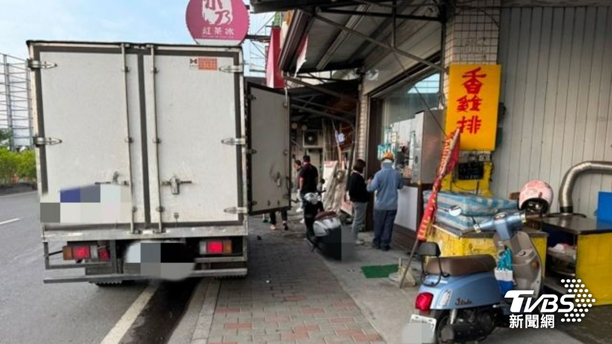 蘇姓小貨車駕駛手腳擦傷。（圖／TVBS)