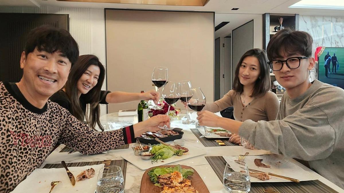 一家四口幸福合照。（圖／翻攝自侯昌明臉書）