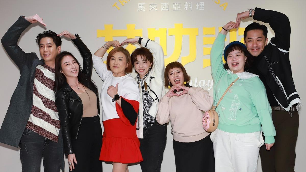 左起吳東諺、張家瑋、姚黛瑋、王瞳、錦雯、宮美樂、楊皓崴。（圖／民視提供）