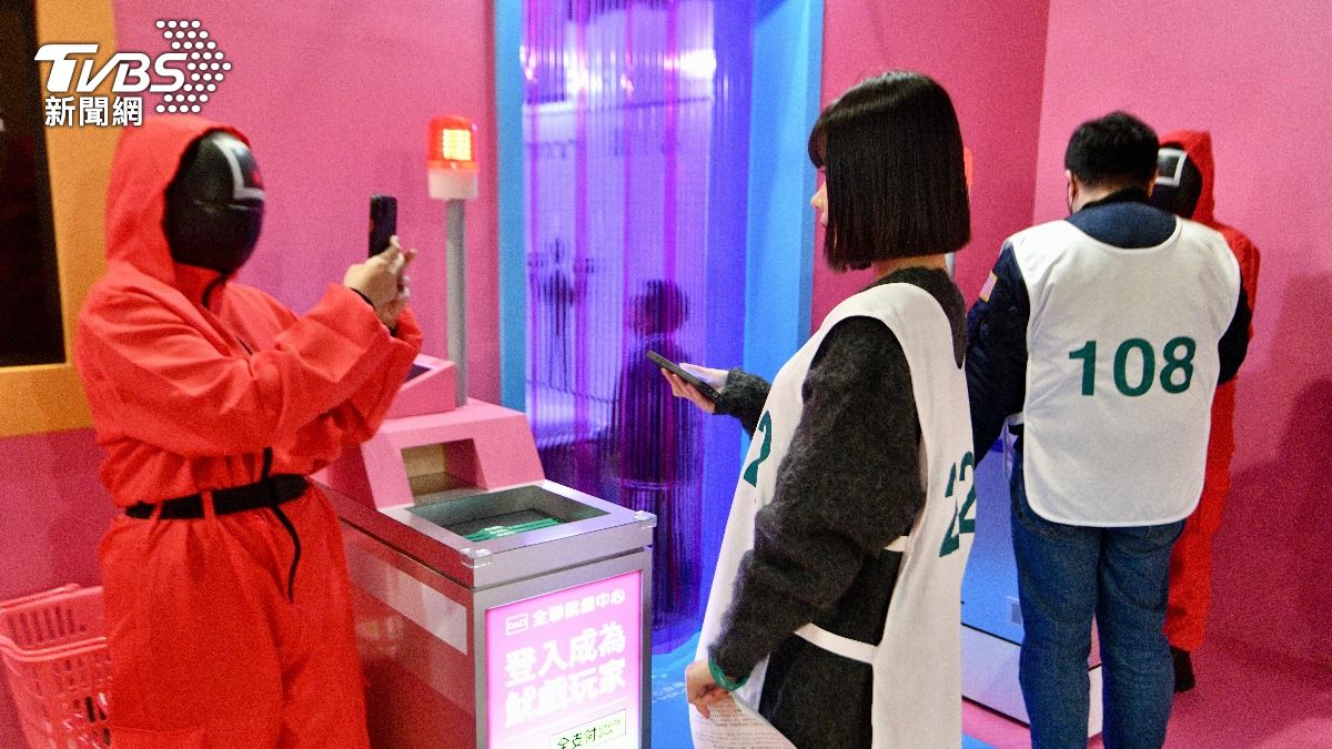民眾進場可以穿上遊戲服，還會拍攝入場照片。（圖／胡瑞麒）