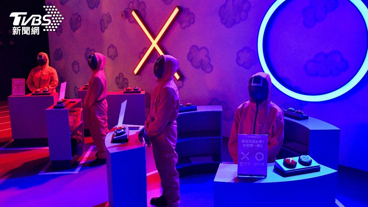 還原劇中角色麵包、彩券二選一的場景。（圖／胡瑞麒攝）