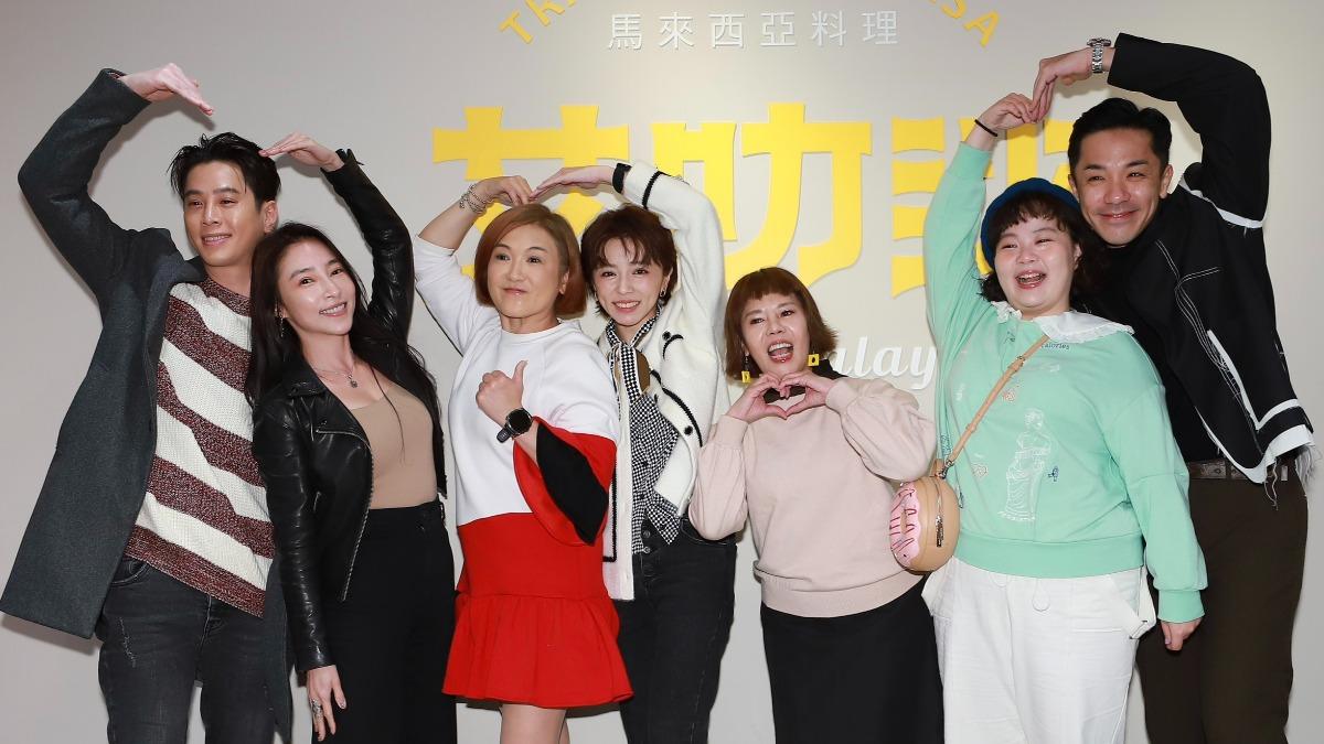 左起吳東諺、張家瑋、姚黛瑋、王瞳、錦雯、宮美樂、楊皓崴，為餐廳「艾叻沙」開幕站台。（圖／民視提供）