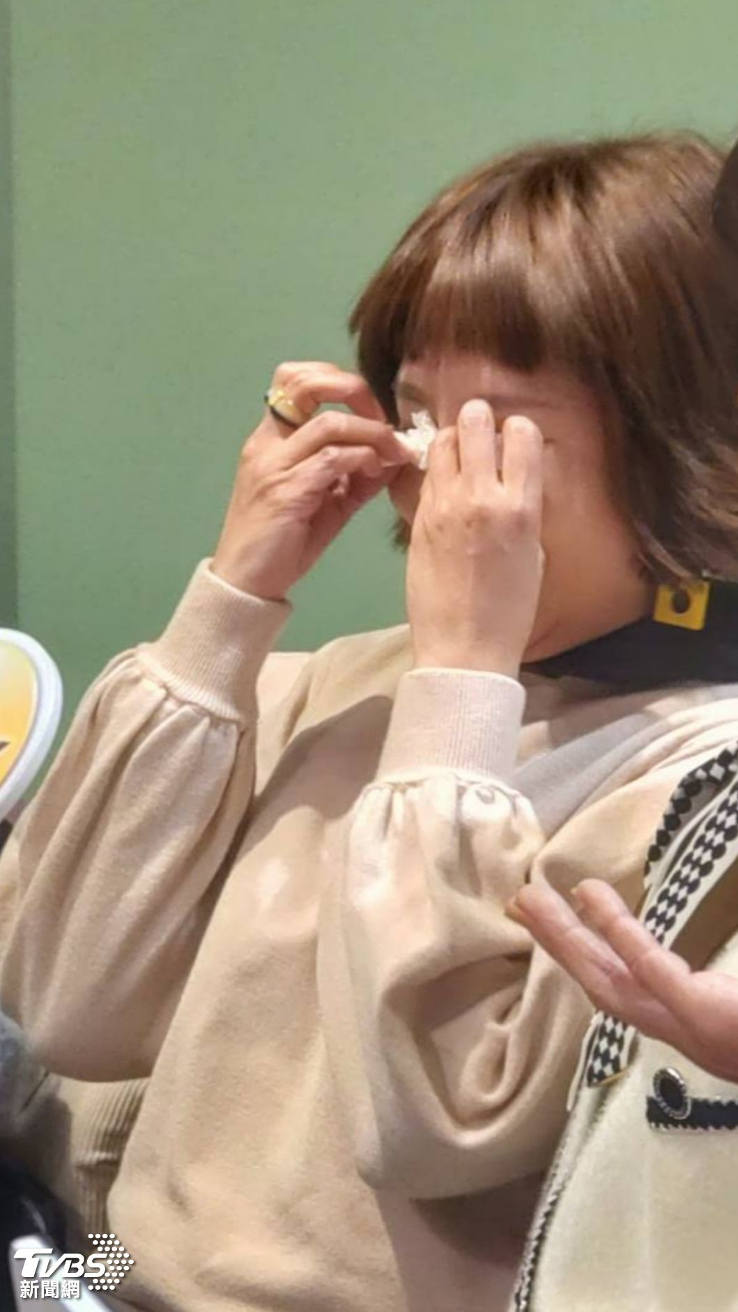 錦雯記者會上狂哭不止。（圖／陳郁文攝）