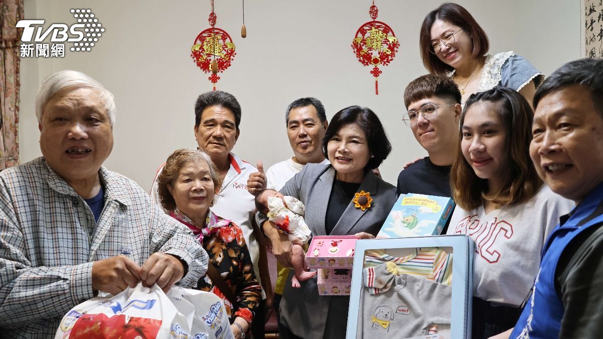 雲林縣長張麗善喜迎第6000位新生兒。（圖／TVBS）