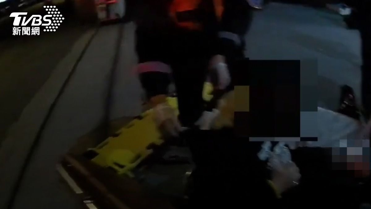 一名男子全身多處傷被緊急送往醫院治療。（圖／TVBS）