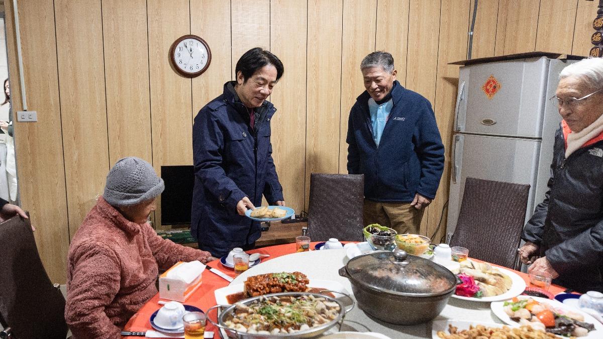 總統賴清德今（10日）上午前往新北市三峽區出席弘道老人基金會「寒冬助老拜早年陪伴獨居長輩圍爐」。（圖／總統府提供）