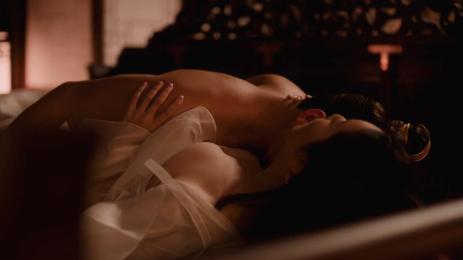 開場不到10分鐘，車珠英就跟李賢旭演出激情床戲。（圖／翻攝自愛奇藝國際站）