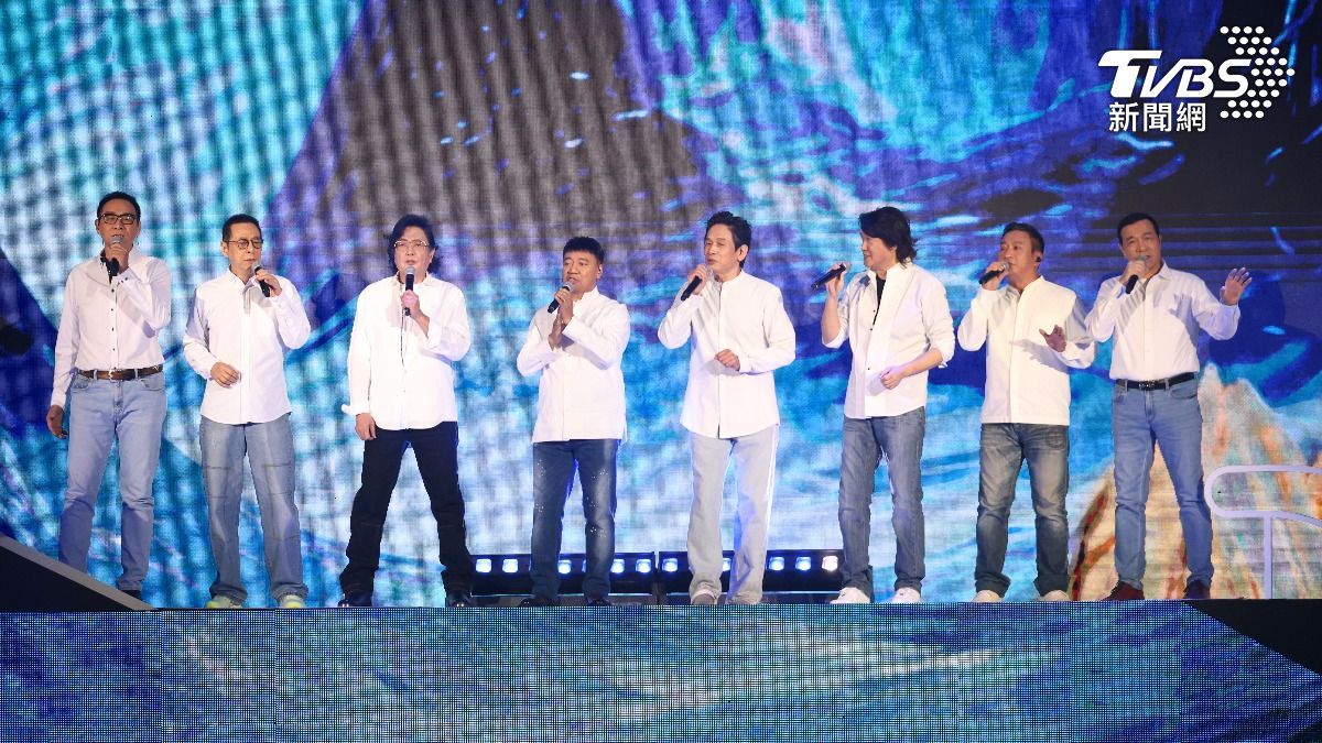 王瑞瑜（左起）、羅吉鎮、楊耀東、施孝榮、殷正洋、周治平、王中平以及李明德齊聲高唱〈今山古道〉。（圖／張哲鳴攝）