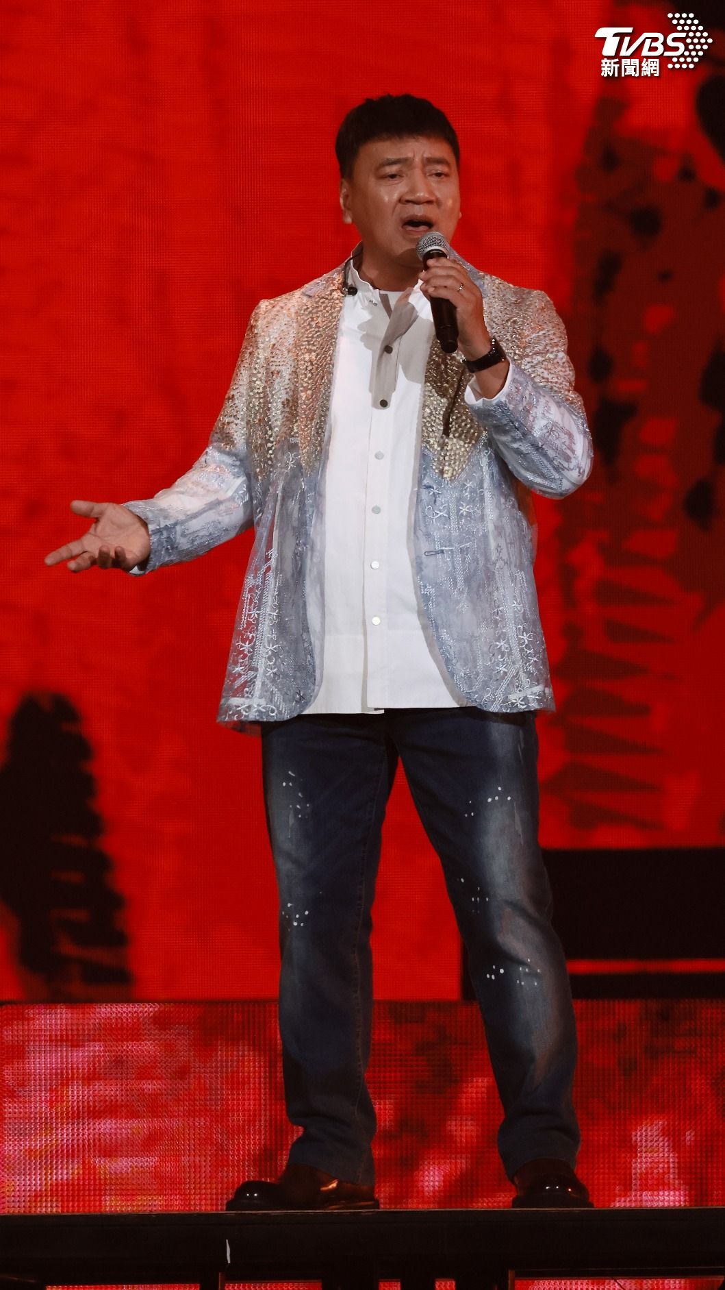 施孝榮飆唱經典曲〈歸人沙城〉。（圖／張哲鳴攝）