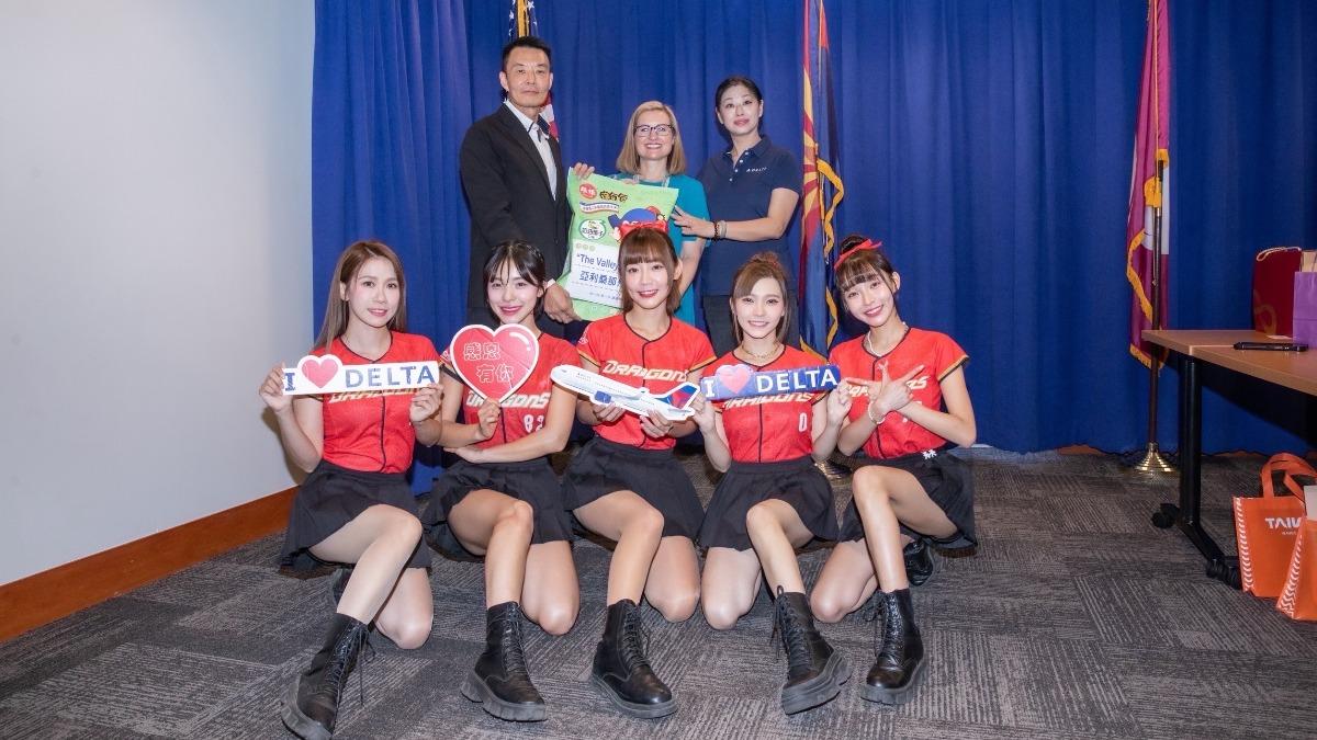 國民零食乖乖總經理簡嘉鋒和味全龍啦啦隊「小龍女」，去年赴美前往亞利桑納響尾蛇球場交流。（圖／味全龍提供）