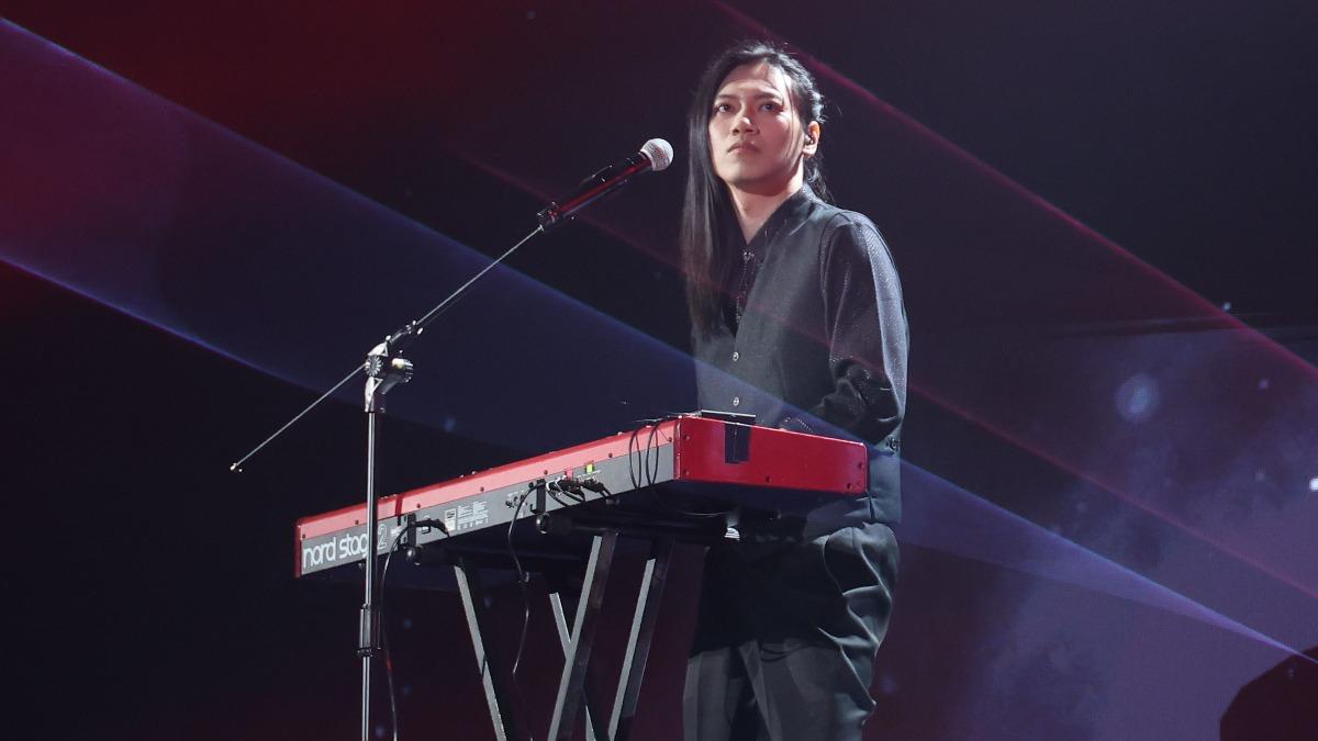 施少庸留著飄逸長髮，外型相當帥氣。（圖／寬宏藝術提供）