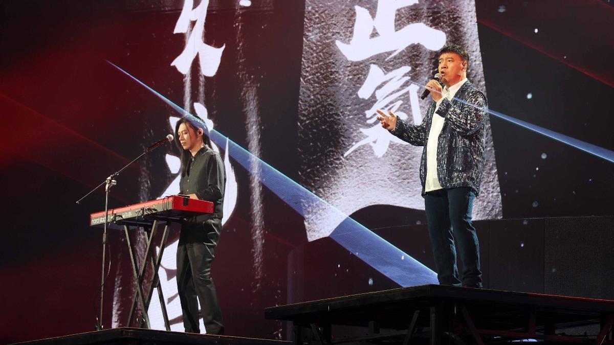 施孝榮和兒子施少庸合唱〈一條日光大道〉。（圖／寬宏藝術提供）