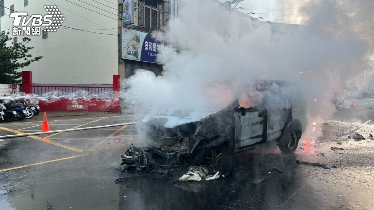 警消獲報趕抵現場撲滅火勢。（圖／TVBS)