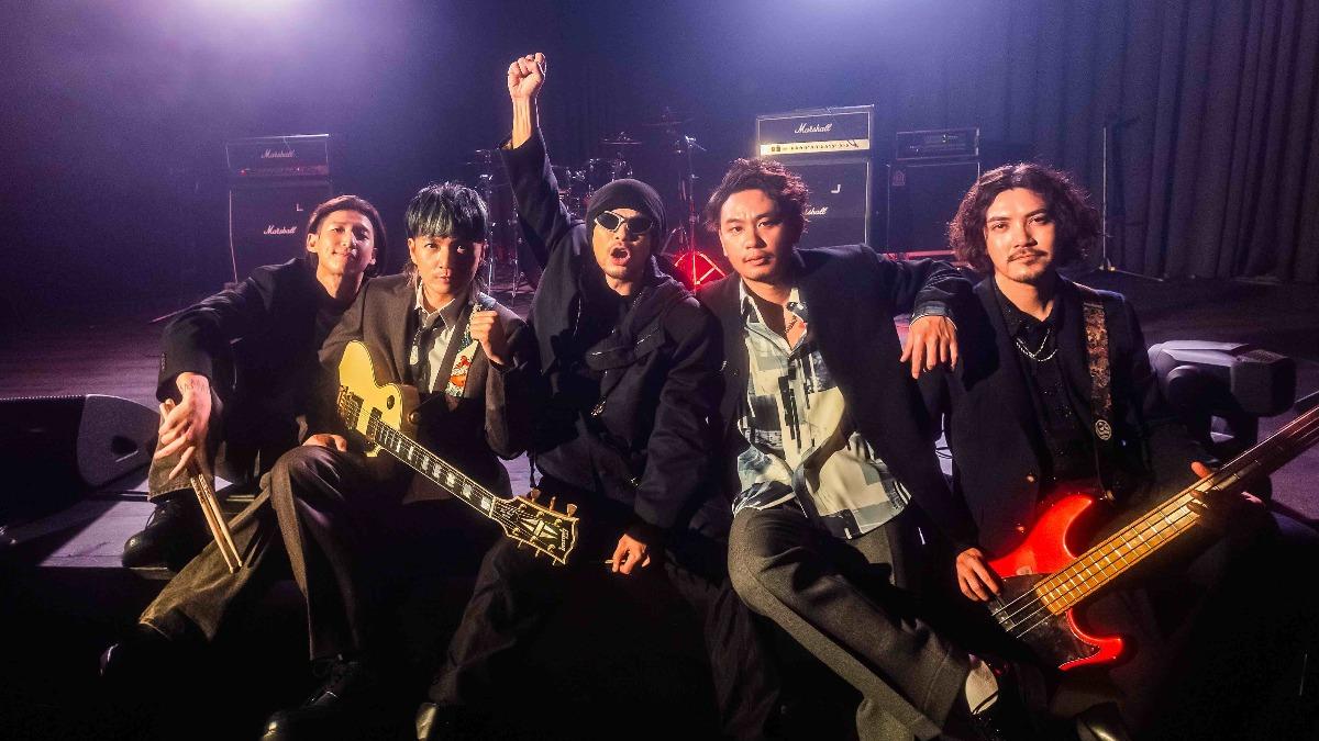 黃明志（中）和滅火器合作台語新歌〈飲勝〉，雙方針對發音有不少討論。（圖／亞洲通文創提供）