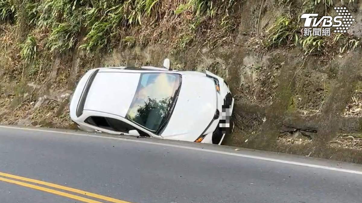 轎車撞上山壁。（圖／TVBS）