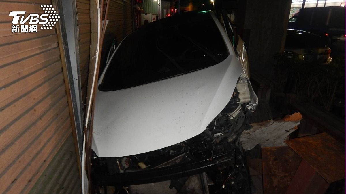 白車車頭嚴重毀損。（圖／TVBS）