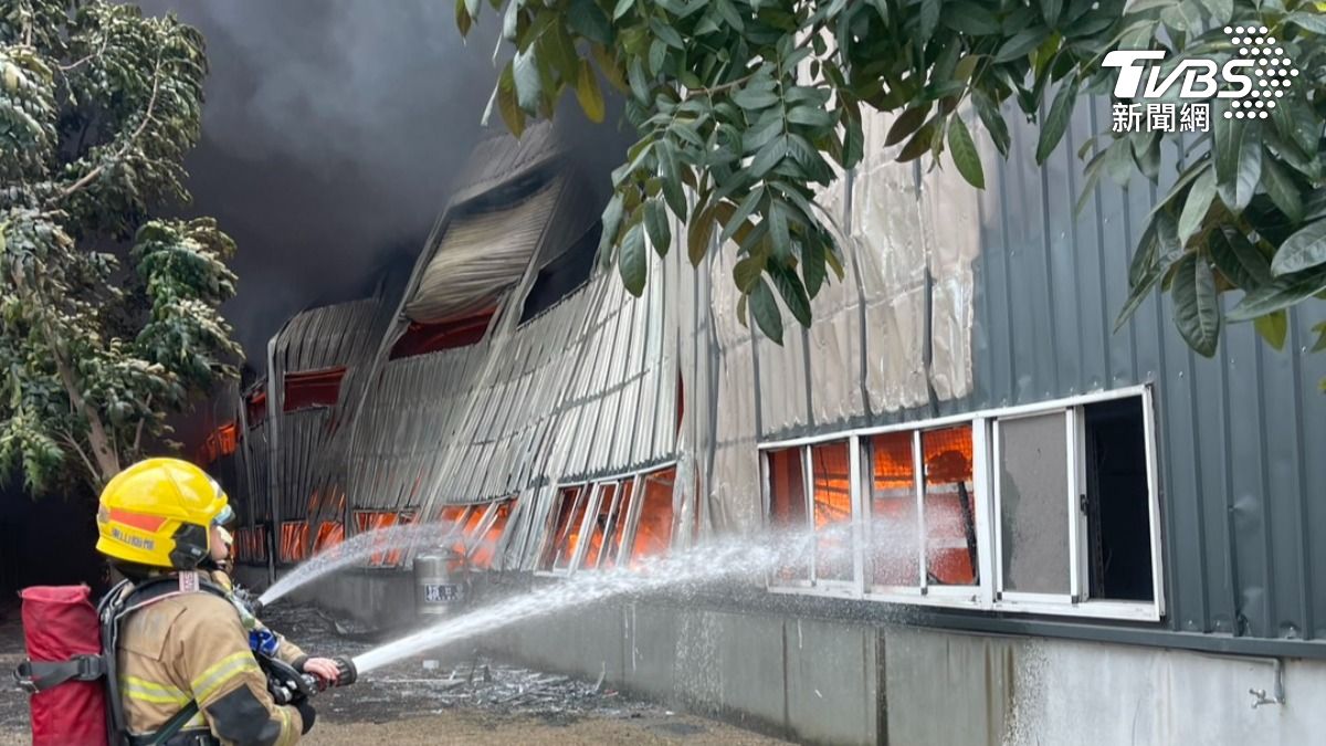台南市柳營區一間工廠發生大火。（圖／TVBS）