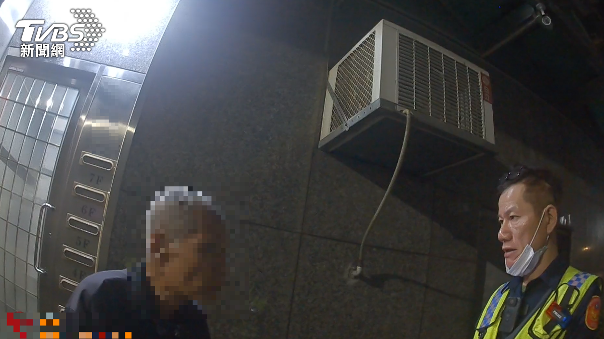 陳翁寒流裡獨自騎著腳踏車徘徊。（圖／TVBS）