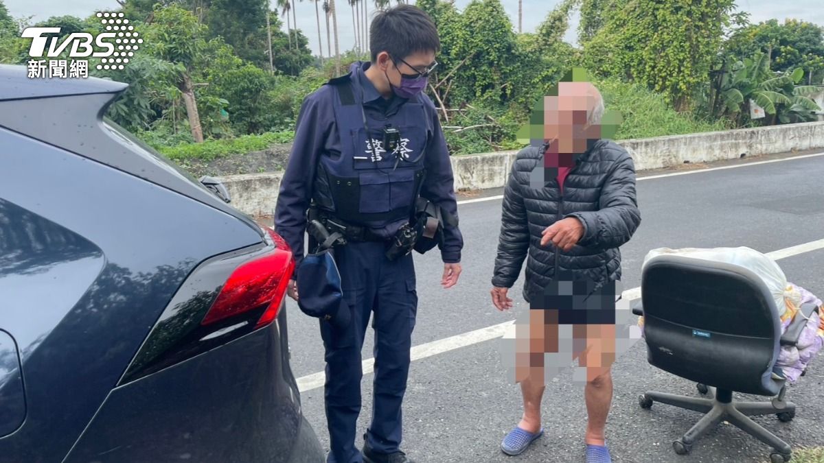 80歲張姓老翁在冬天裡迷失，且下半身未穿外褲，推著椅子走在排水溝旁。（圖／TVBS）