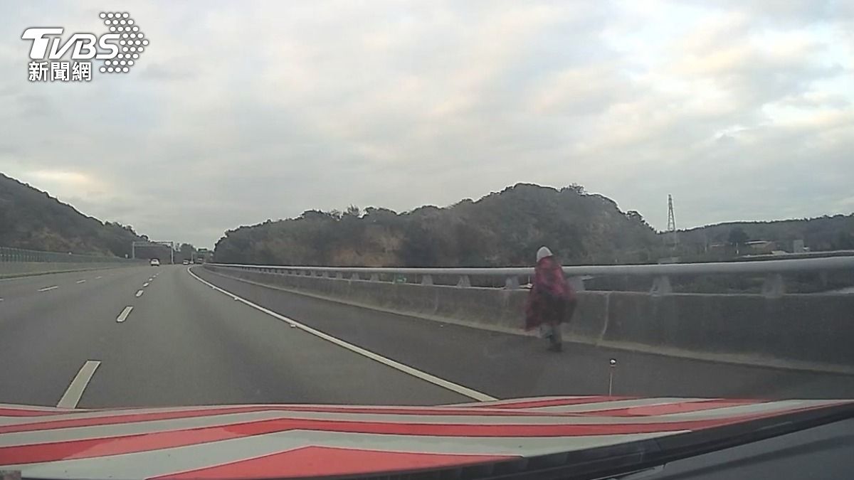 國道警方火速前往關心。（圖／TVBS）