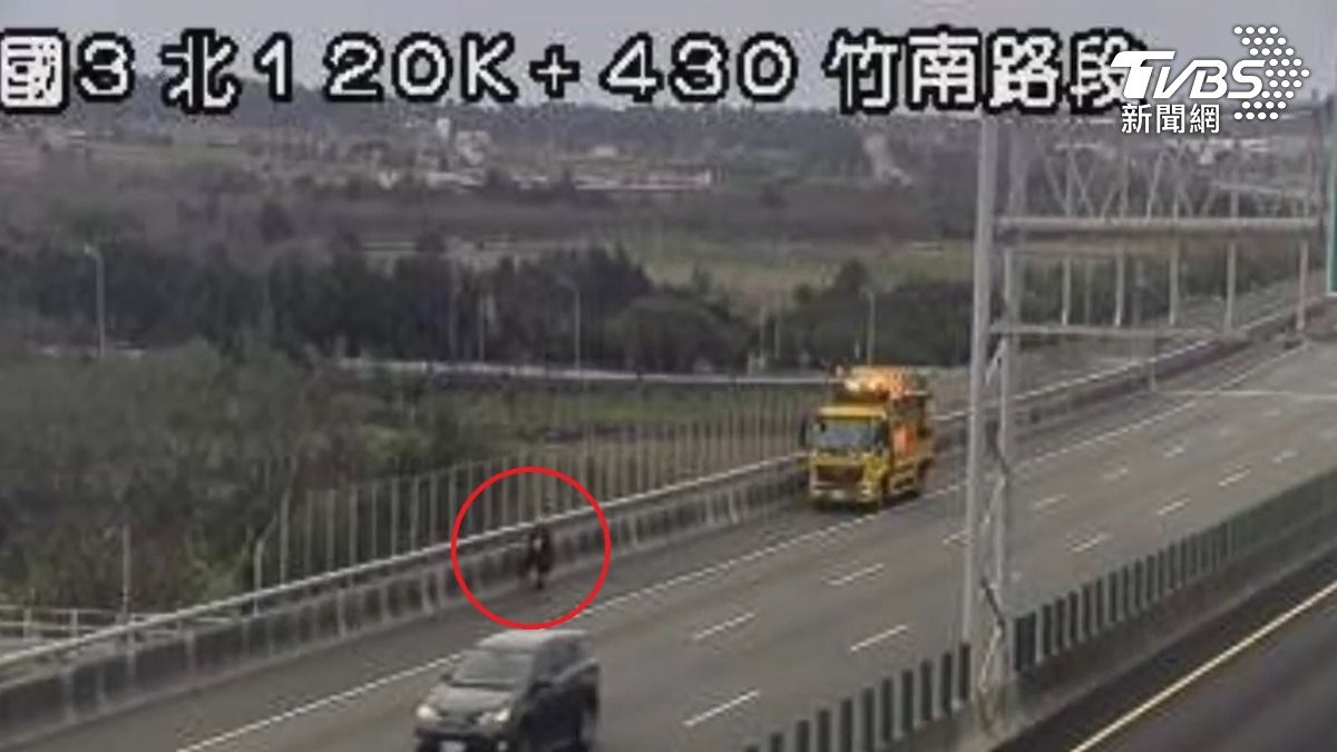 緩撞車默默跟在女子後面。（圖／TVBS）