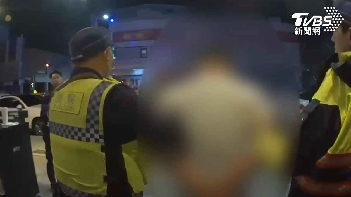 爛醉鬧事的男子立即被帶回派出所。（圖／TVBS）