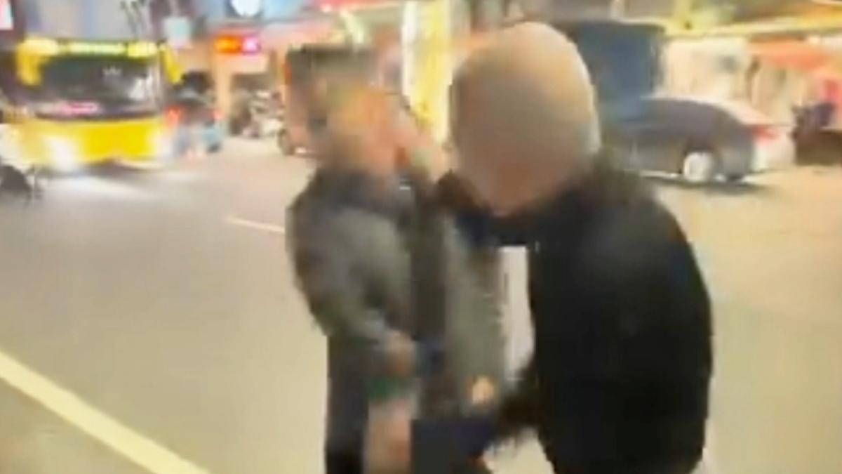 追撞的孫姓老伯還朝對方左臉揮擊，隨後便肇逃離開現場。（圖／翻攝自社會事新聞影音）