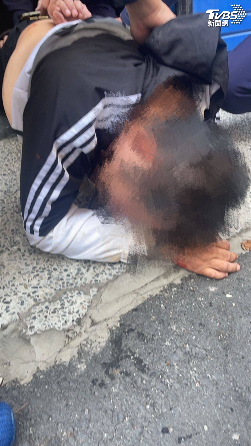 嫌犯遭警方壓制逮捕。（圖／TVBS）