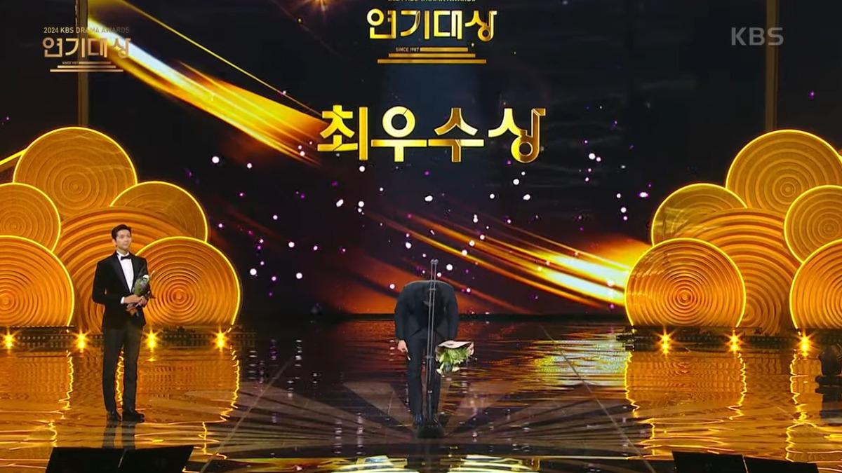 金正賢發表感言時為過去不當行為道歉，並90度鞠躬。（圖／翻攝自KBS）