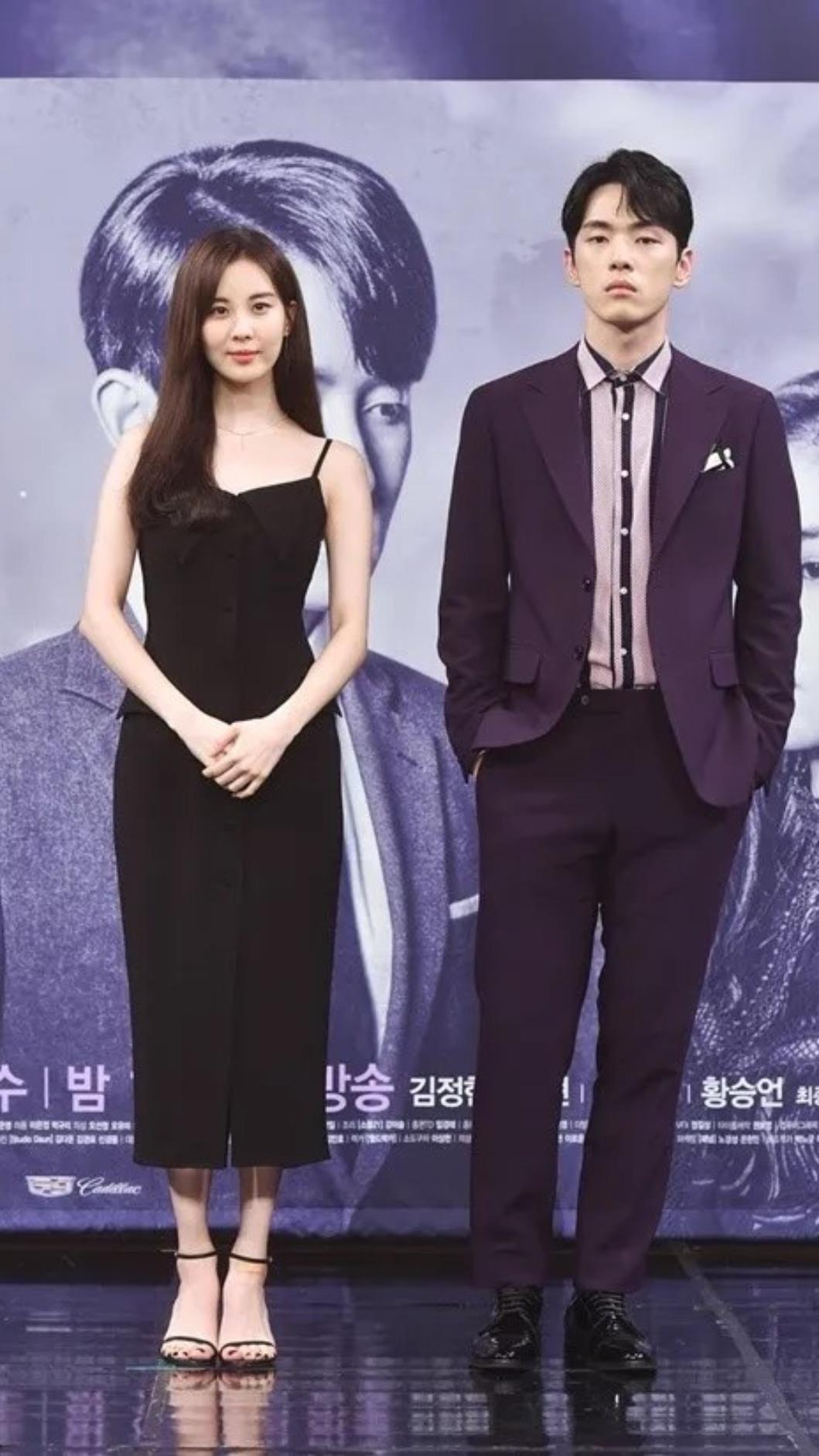 金正賢2018年與徐玄合作電視劇《時間》，在記者會上拒絕勾手還擺臭臉。（圖／翻攝自MBC）